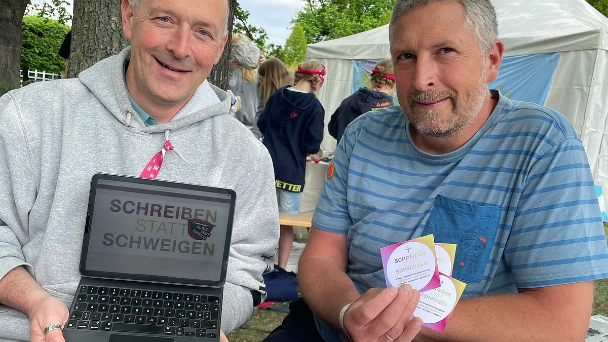 Schreiben statt Schweigen: Pastor Stephan Dann und Söhnke Schneider betreuen in Hannover die Chat-Seelsorge der Jungen Nordkirche. Foto: Inke Pohl