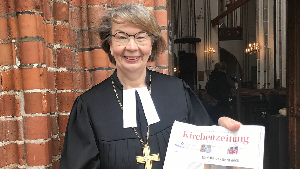 Landesbischöfin Kristina Kühnbaum-Schmidt mit einem Exemplar der Kirchenzeitung.