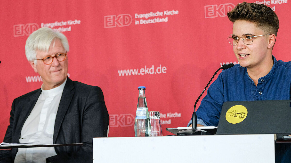 Der scheidende Ratsvorsitzende, Landesbischof Bedford-Strohm, und Präses Anna-Nicole Heinrich