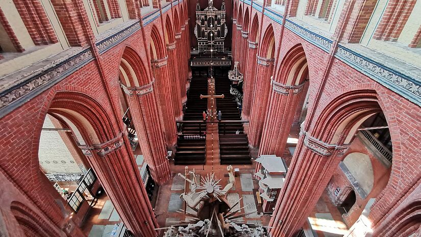 Eindrucksvoll: Der Blick  in St. Nikolai Wismar vom Gewölbe hinunter in den Kirchraum. 