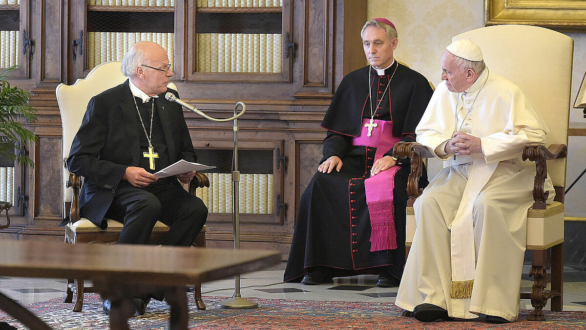 Papst Franziskus mit der Delegation des Deutschen Nationalkomitees des Lutherischen Weltbundes (DNKLWB) in einer Privataudienz.
Foto: Vatican Media/Ag. Siciliani