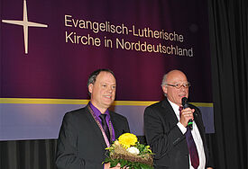 Bischof Gerhard Ulrich gratulierte dem neuen Präses der Nordkirchensynode Dr. Andreas Tietze