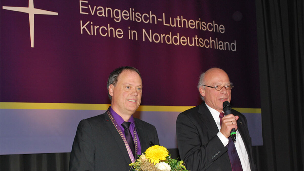 Bischof Gerhard Ulrich gratulierte dem neuen Präses der Nordkirchensynode Dr. Andreas Tietze und dankte Hans-Peter Strenge für seine Kandidatur und sein großes Engagement