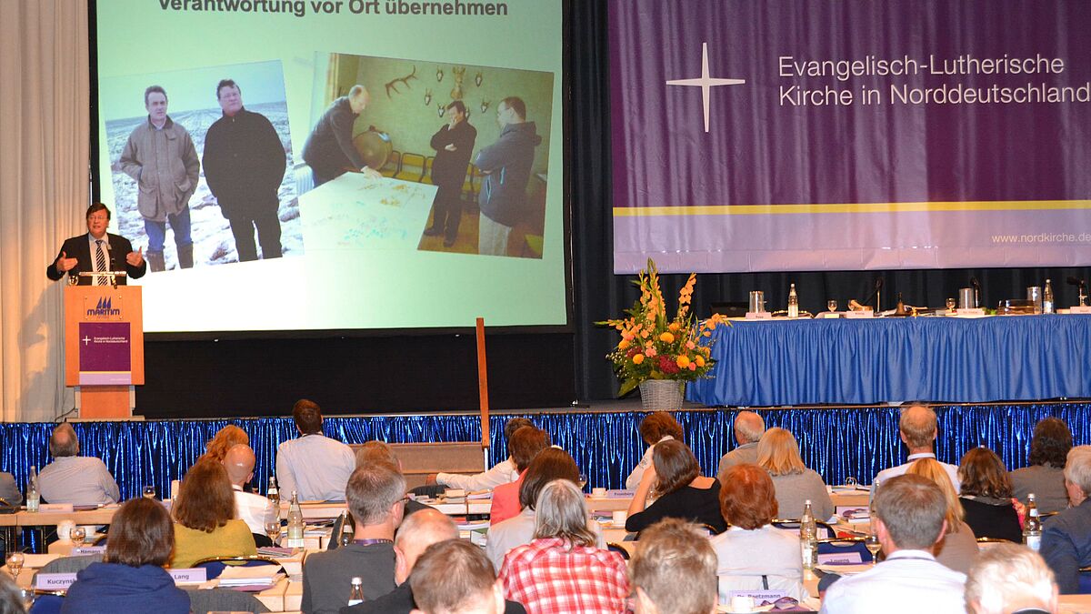 Bischof Dr. Hans-Jürgen Abromeit und Bischof Dr. Andreas von Maltzahn wiesen in ihrem Sprenbgelbericht auf die Zukunft der ländlichen Räume hin