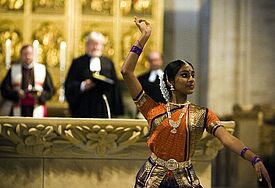 Philippinische Tänzerin bei einem Ökumenischem Gottesdienst während der Interkulturellen Woche - Archivbild, 2006