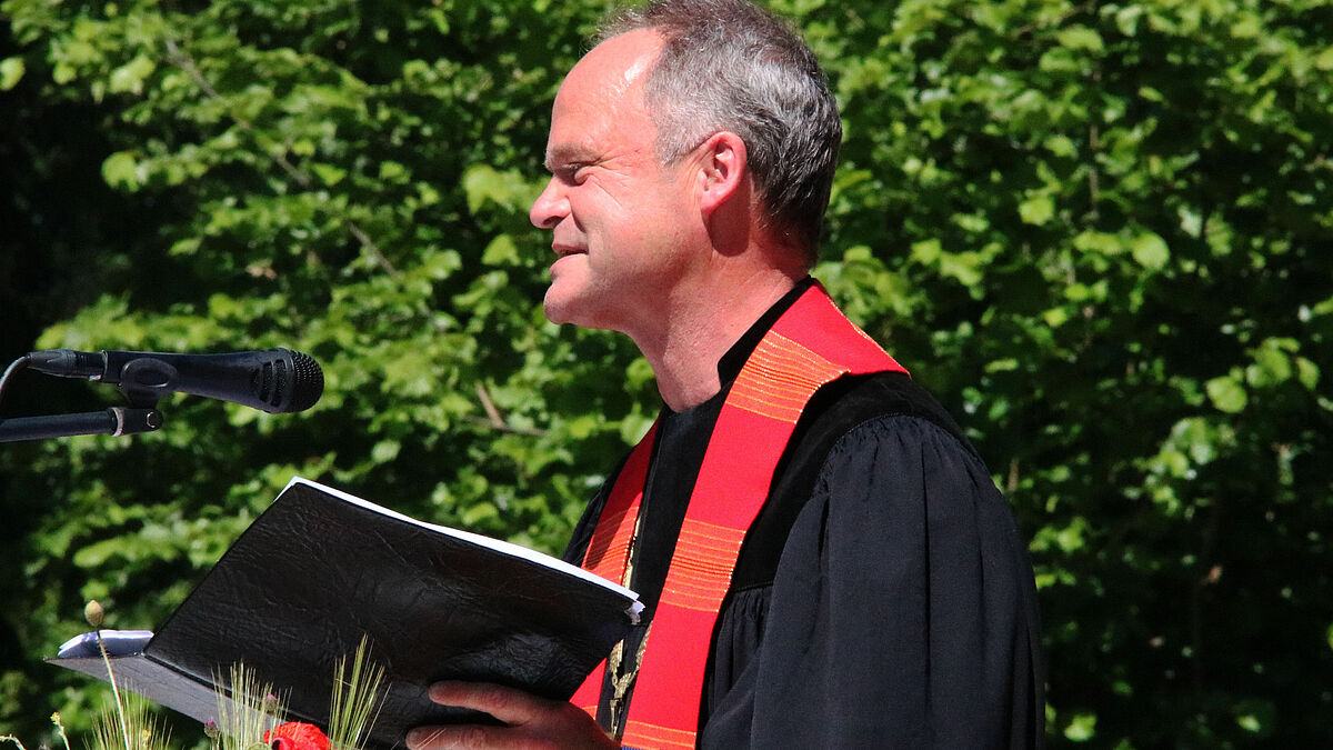 Bischof Tilman Jeremias predigt im Open-Air-Gottesdienst im Pilger-Kloster Tempzin