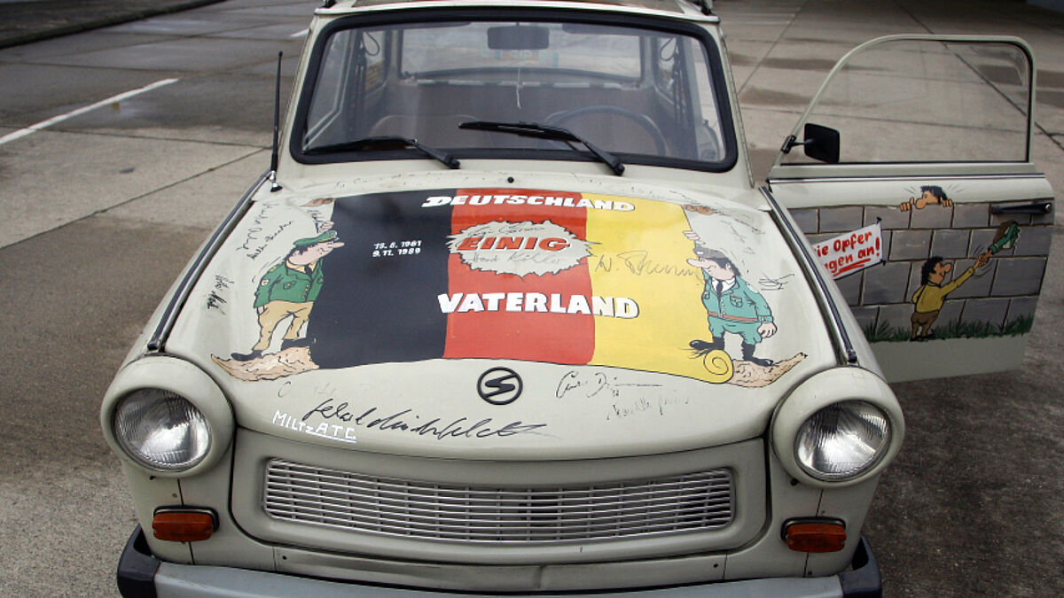 "Deutschland einig Vaterland" – ein Trabi an der ehemaligen innerdeutschen Grenze bei Helmstedt-Marienborn