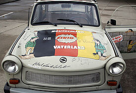 "Deutschland einig Vaterland" – ein Trabi an der ehemaligen innerdeutschen Grenze bei Helmstedt-Marienborn