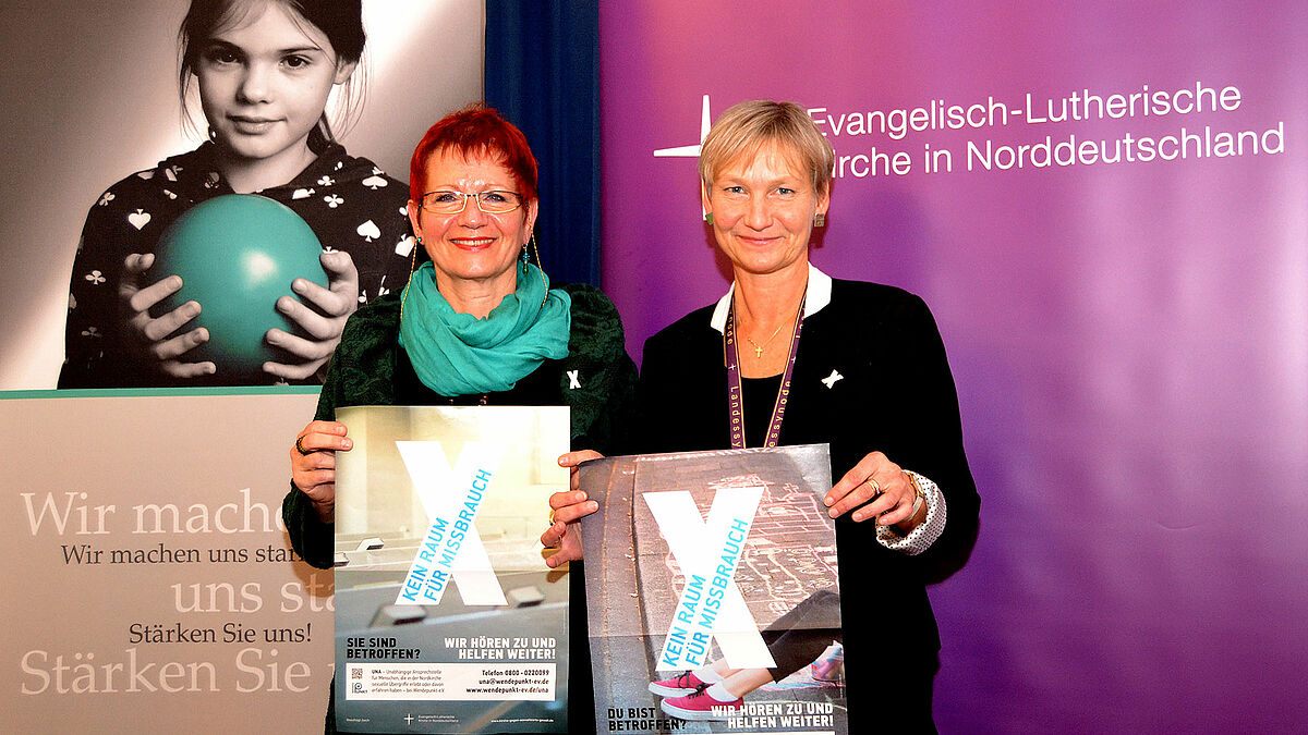 V.l.n.r.: Ingrid Kohlschmitt (Wendepunkt e.V.) und Bischöfin Kirsten Fehrs (Sprengel Hamburg und Lübeck) präsentierten die Plakat-Kampagne zur Bekanntmachung der UNA auf der Pressekonferenz am Freitag (21. November)