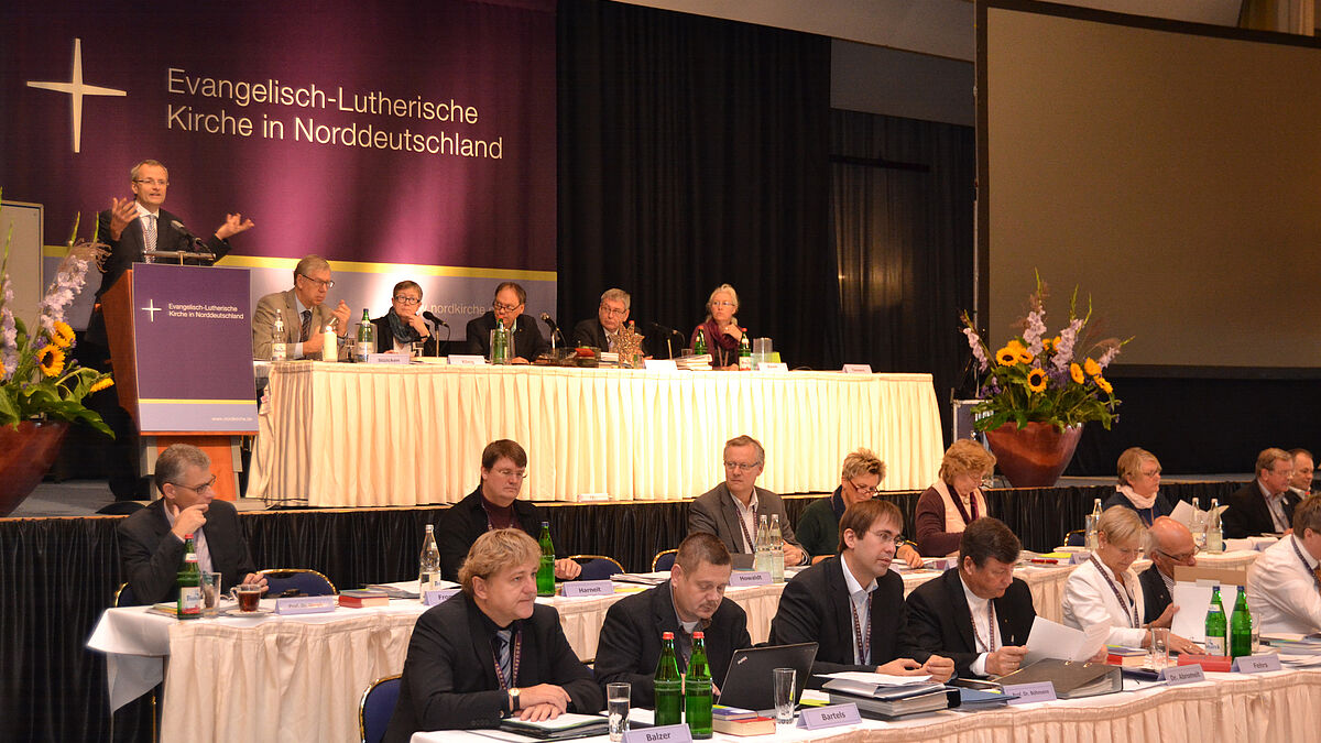  Pastor Martin Vetter (links oben), Rektor des Pastoralkollegs der Nordkirche, sprach vor der Synode zur "Zukunft der Ortgemeinde"
