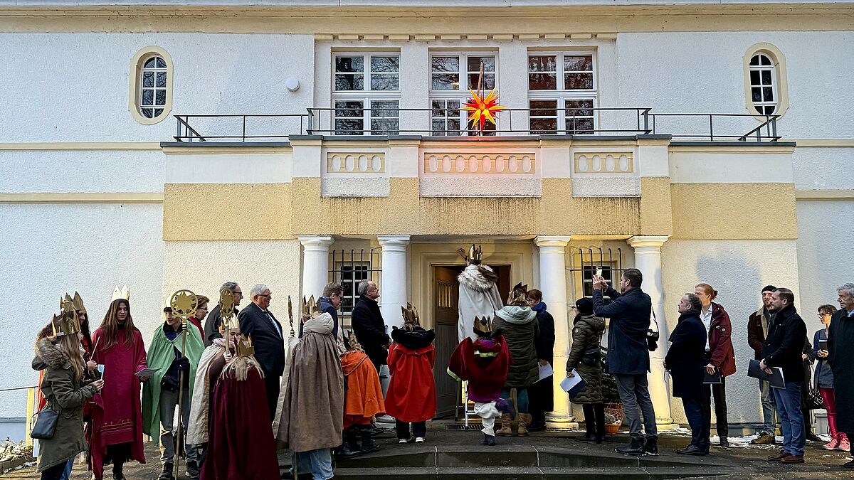 Haussegnung der Sternsinger und die geladenen Gäste vor dem Dreikönigshospiz in Neubrandenburg.