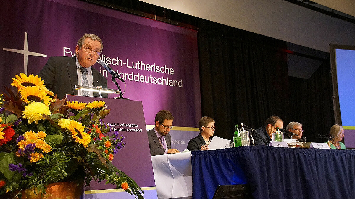 Dr. Henning von Wedel, Mitglied der Ersten Kirchenleitung, erläuterte den Synodalen das Mitarbeitsanforderungsgesetz und die notwendig gewordenen Änderungen im Bereich des kirchlichen Arbeitsrechts