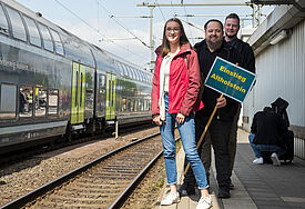 Sind bereit für die Abfahrt des Sonderzuges im Hauptbahnhof Neumünster: Lena Kolthoff, Björn Hattenbach und Niels Meyer. 