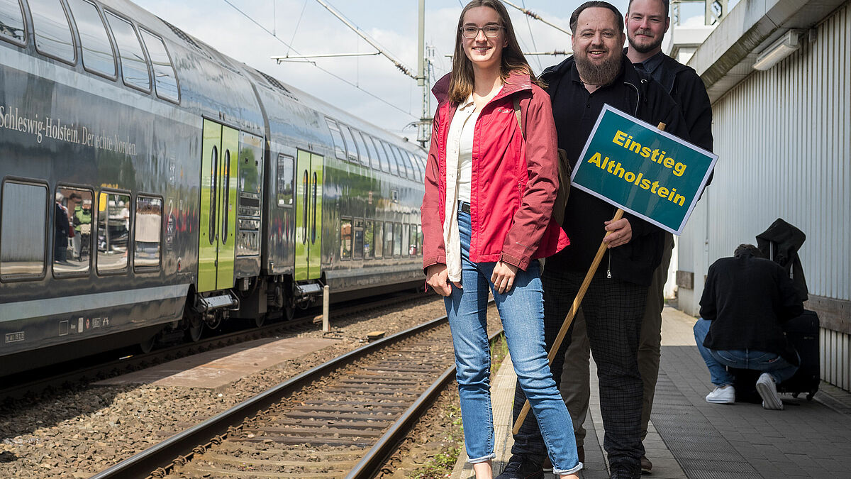 Sind bereit für die Abfahrt des Sonderzuges im Hauptbahnhof Neumünster: Lena Kolthoff, Björn Hattenbach und Niels Meyer. 