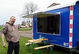 Lars Engelbrecht vor dem Bauwagen