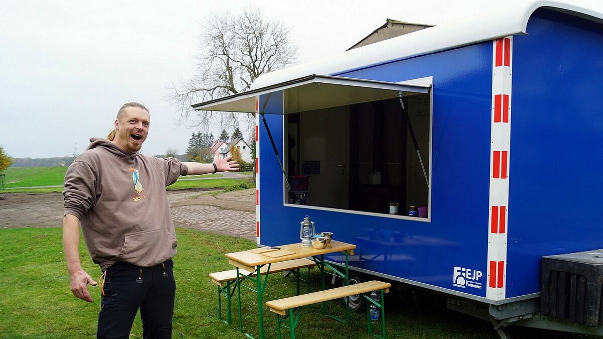 Jugenddiakon Lars Engelbrecht präsentiert stolz den Bauwagen der Evangelischen Jugend Pommern. Er soll im nächsten Jahr die Basis für viele kreative Jugendprojekte sein und sogar Teil eines Films werden. 