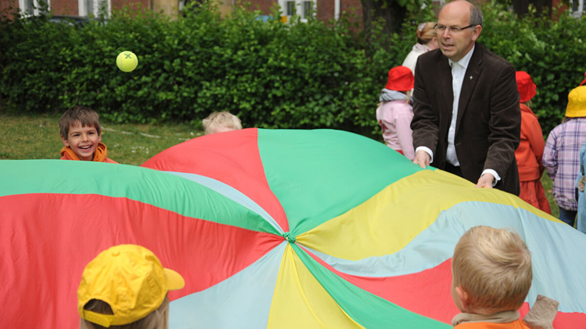 Der Bischofsbevollmächtigte Gothart Magaard spielte mit Kindern in Neumünster für den Klimaschutz