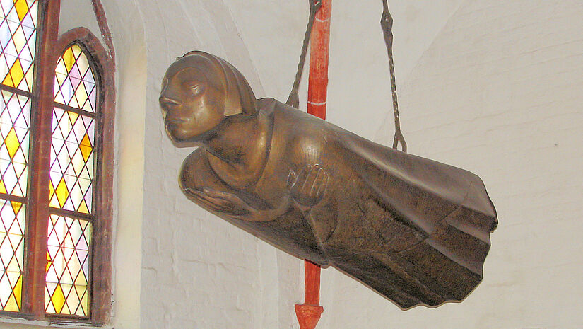 "Der Schwebende" von Ernst Barlach ist eine überlebensgroße Bronzefigur, die Ernst Barlach 1927 als Mahnmal für die Gefallenen des Ersten Weltkriegs geschaffen hat und die später von den Nationalsozialisten zerstört wurde.