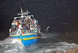 Ein mit etwa 500 Flüchtlingen überladenes Boot aus Libyen läuft im Mai 2011 nachts vor Lampedusa auf Grund. (Symbolbild, epd-Archiv)