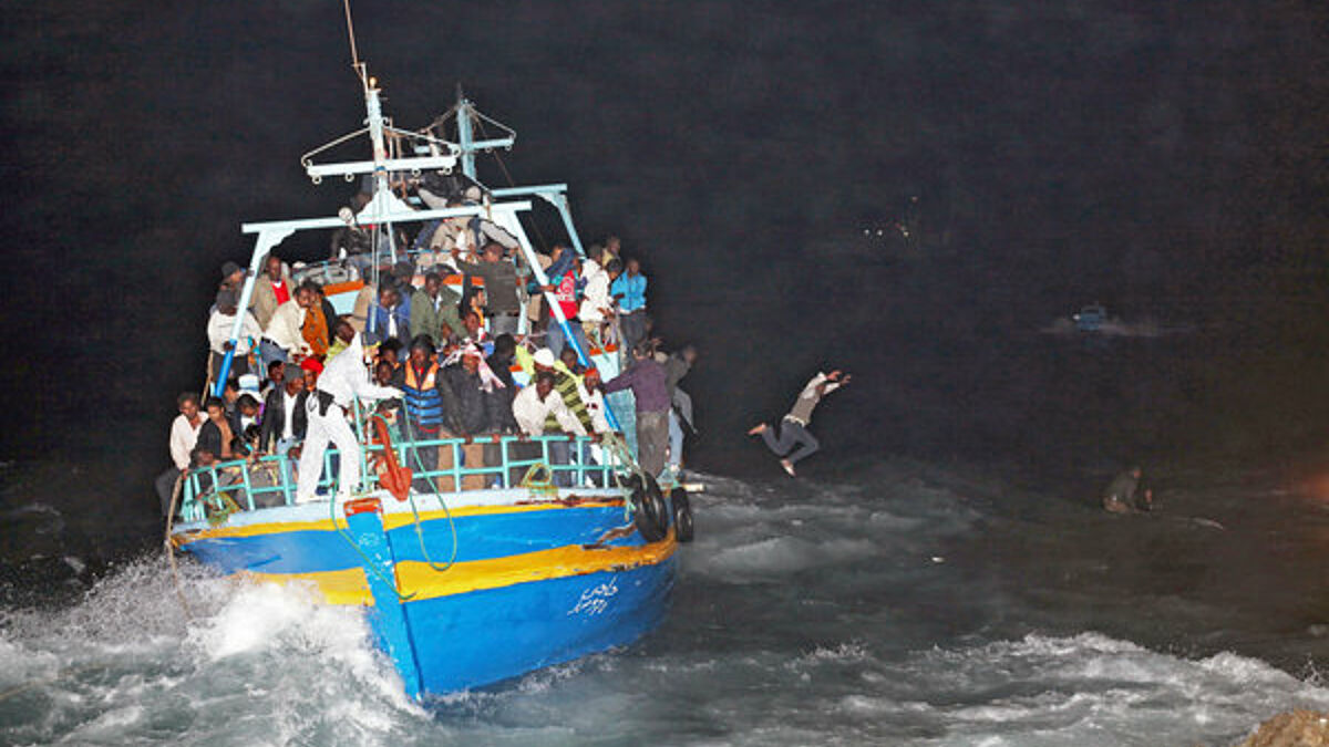 Ein mit etwa 500 Flüchtlingen überladenes Boot aus Libyen läuft im Mai 2011 nachts vor Lampedusa auf Grund. (Symbolbild, epd-Archiv)