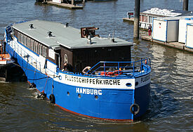 Die Hamburger Flussschifferkirche ist am 30. Mai wieder auf ihren alten Liegeplatz an der historischen Speicherstadt zurückgekehrt. Bei strahlender Sonne und ruhiger See wurde das einzigartige Gotteshaus von der Werft über die Elbe geschleppt © epd/Morell