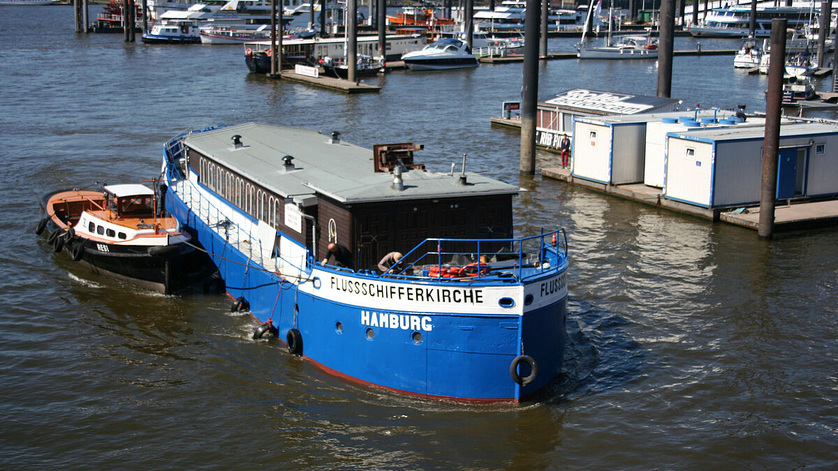 Die „Flusi“ lag zunächst im Marktkanal, dann im Müggenburger Zollhafen auf der Veddel, später in der Billwerder Bucht in Rothenburgsort, seit 2006 ist sie im Binnenhafen vor der Speicherstadt (Hohe Brücke) zu Hause.