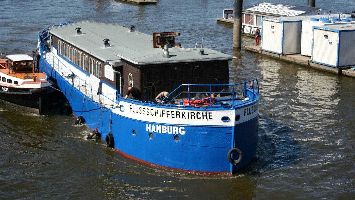 Sie gehört einfach zur Hamburger Speicherstadt: Nun ist Deutschlands einzige schwimmende Kirche wieder an ihrem alten Liegeplatz. 