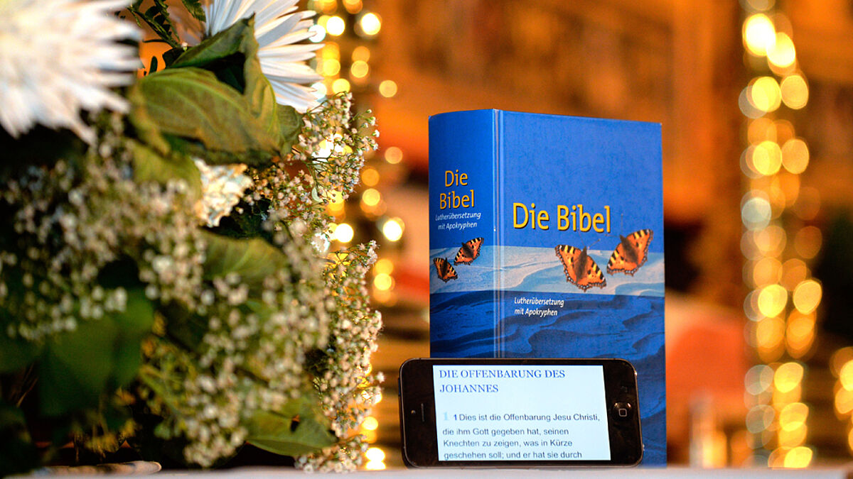 Handy und Bibel – wie passt das zusammen? Darüber berät die EKD-Synode