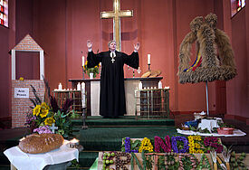 Mit Gaben der Natur hatte die Kirchengemeinde Neu Kaliß ihre St. Johanneskirche geschmückt. Zum Abschluss des Landeserntedankfestes segnete Bischof Andreas von Maltzahn die Gottesdienstbesucher.hanneskirche zu Neu Kaliß