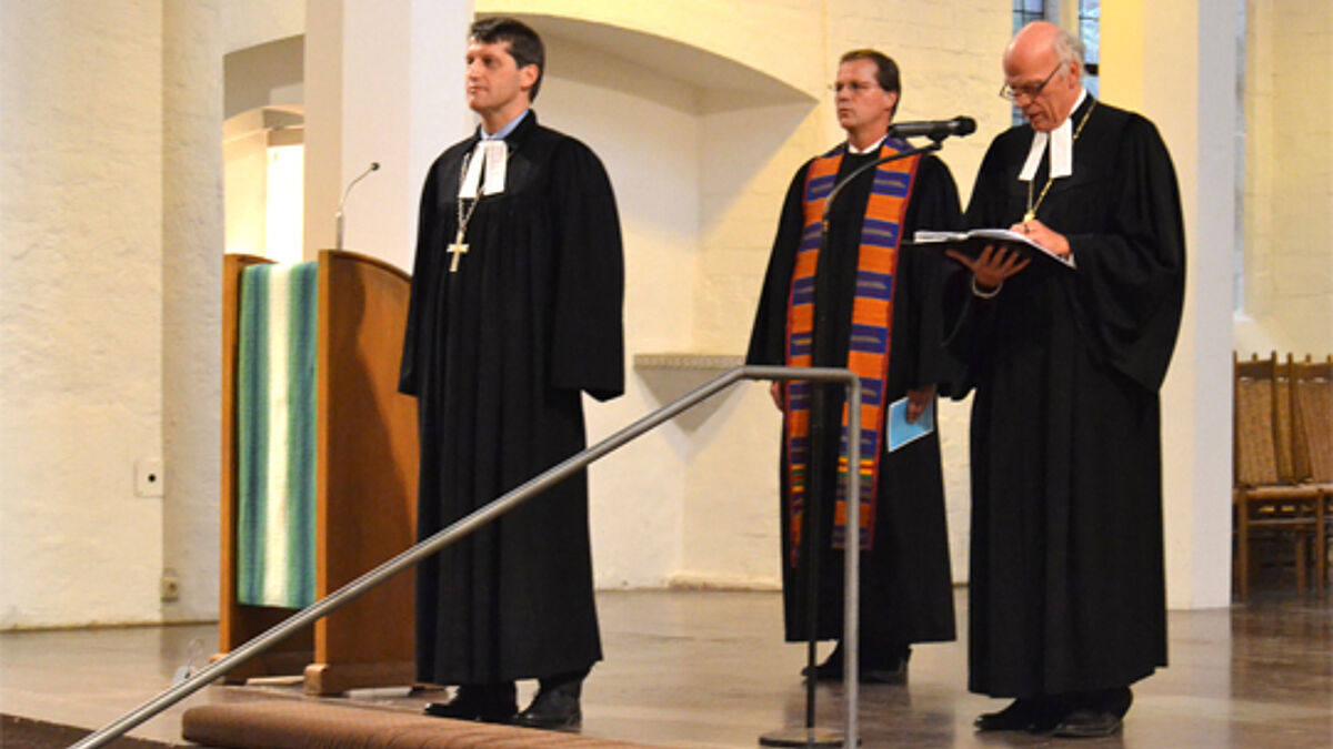 V.l.n.r.:Oberkirchenrat Mathias Lenz, Pastor Dirk Schulz und Landesbischof Gerhard Ulrich bei der Einführung von Mathias Lenz als Dezernent für Theologie und Publizistik des Landeskirchenamtes der Nordkirche in der Kieler St. Nikolai-Kirche am 6. Oktobe