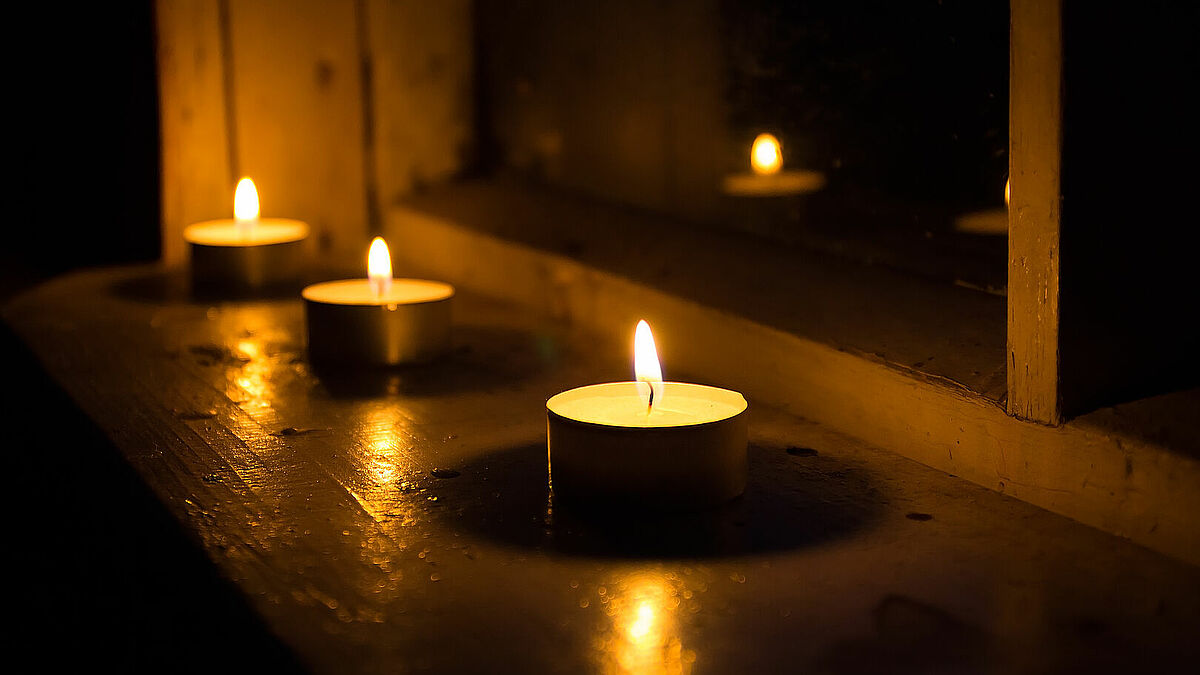 Worldwide Candle Lighting: Zum Weltgedenktag für verstorbene Kinder am 8. Dezember stellen die Menschen weltweit brennende Kerzen als Zeichen der Erinnerung in ihre Fenster.
