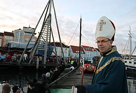 - Als Nikolaus verkleidet legte Bischof Gothart Magaard mit dem Schlepper "Flensburg" im Museumshafen an.