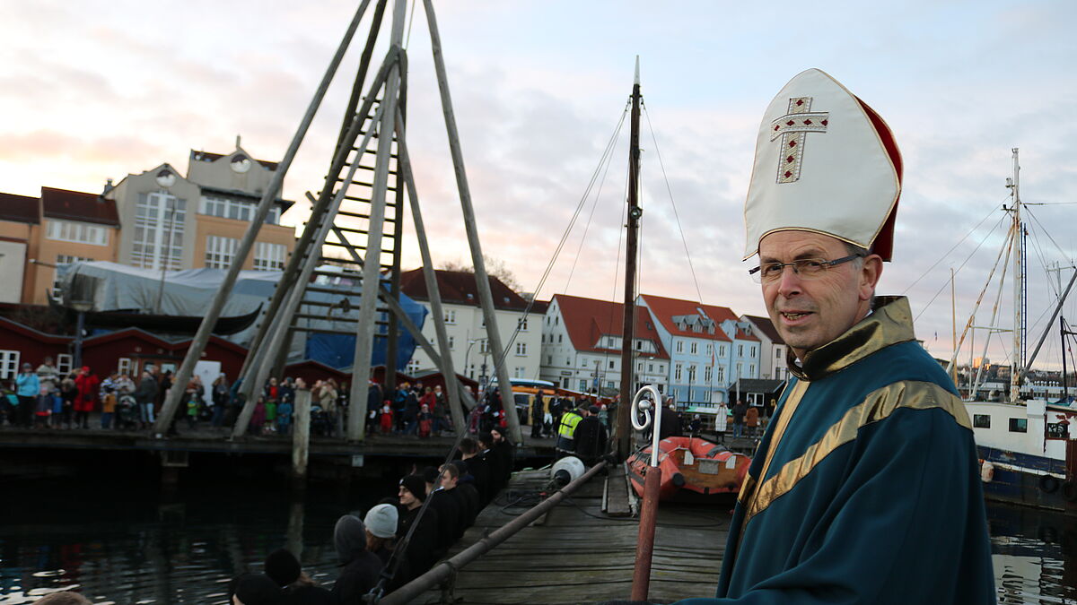 Als Nikolaus verkleidet legte Bischof Gothart Magaard mit dem Schlepper "Flensburg" im Museumshafen an.
