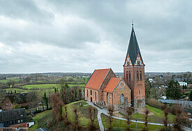 Der Kirchberg in Sandesneben.