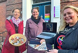 Angelika Lichtenthäler (v.l.), Silke Meyer und Viktoria-Elisabeth Brandt vom Ev.  Frauenwerk Lübeck-Lauenburg starten einen digitalen und analogen November-Kalender.