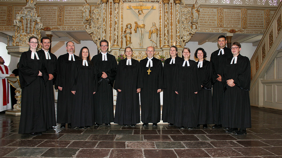 Ordination 2018 für den Sprengel Schleswig und Holstein: Die neuen Pastorinnen und Pastoren mit Bischof Magaard sind Jasmin Donath (v.l.), Tom Wolter, Kai-Alexander Westbrock, Annett Weinbrenner, Simon Ulrich, Josephine Teske, Gesche Schaar, Daniela Meyer, Catharina Klein, Johannes Hacker und Merten Biehl.