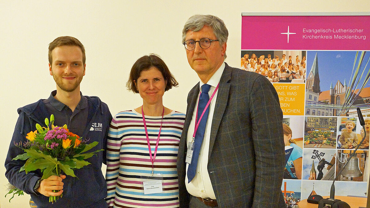 Zusammen mit dem Präses (Dr. Christoph Heydemann, rechts) werden die Vizepräsides (Philipp Schwadtke und Hanna Blumenschein) in den kommenden sechs Jahren für den ordnungsgemäßen Ablauf der Synodentagungen sorgen und die Umsetzung der Beschlüsse im Auge behalten. 