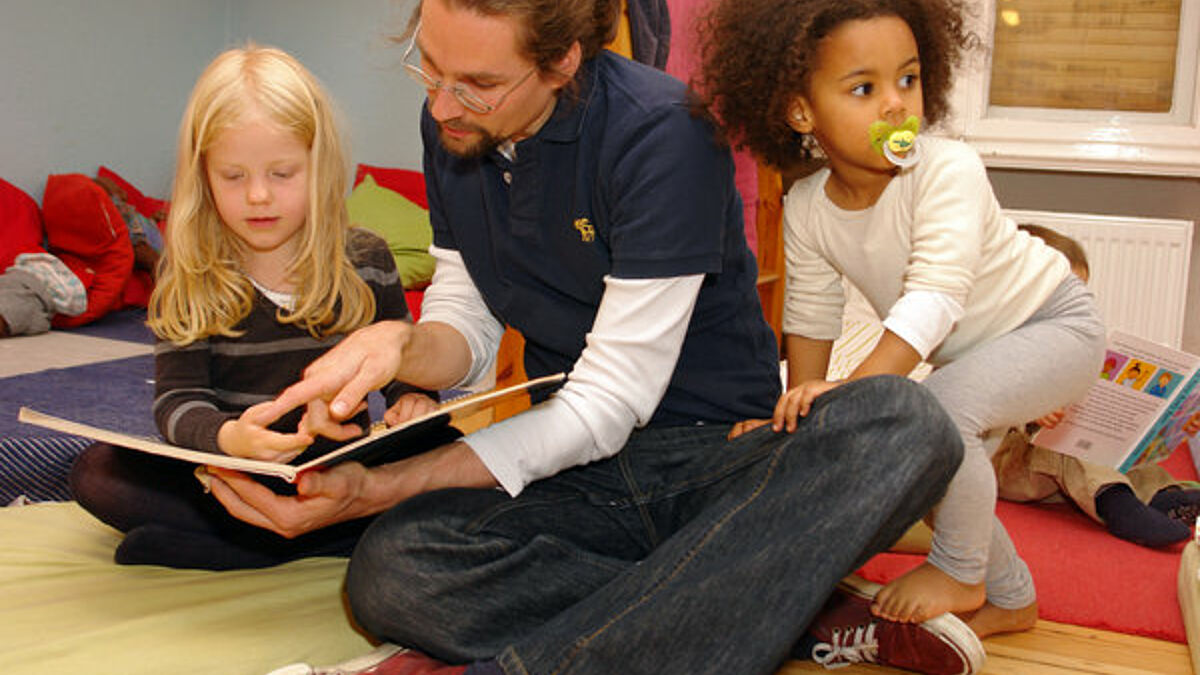 Männliche Erzieher sind immer noch Exoten. Dabei zeigen Umfragen: Eltern wünschen sich, dass Erzieherinnen und Erzieher ihre Kinder betreuen