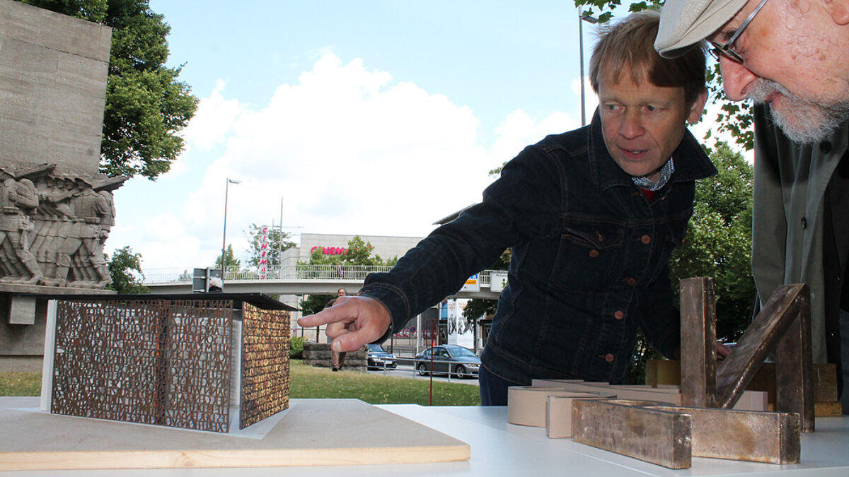 So soll das Denkmal aussehen: Künstler Volker Lang erläutert die Konstruktion