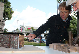 So soll das Denkmal aussehen: Künstler Volker Lang erläutert die Konstruktion