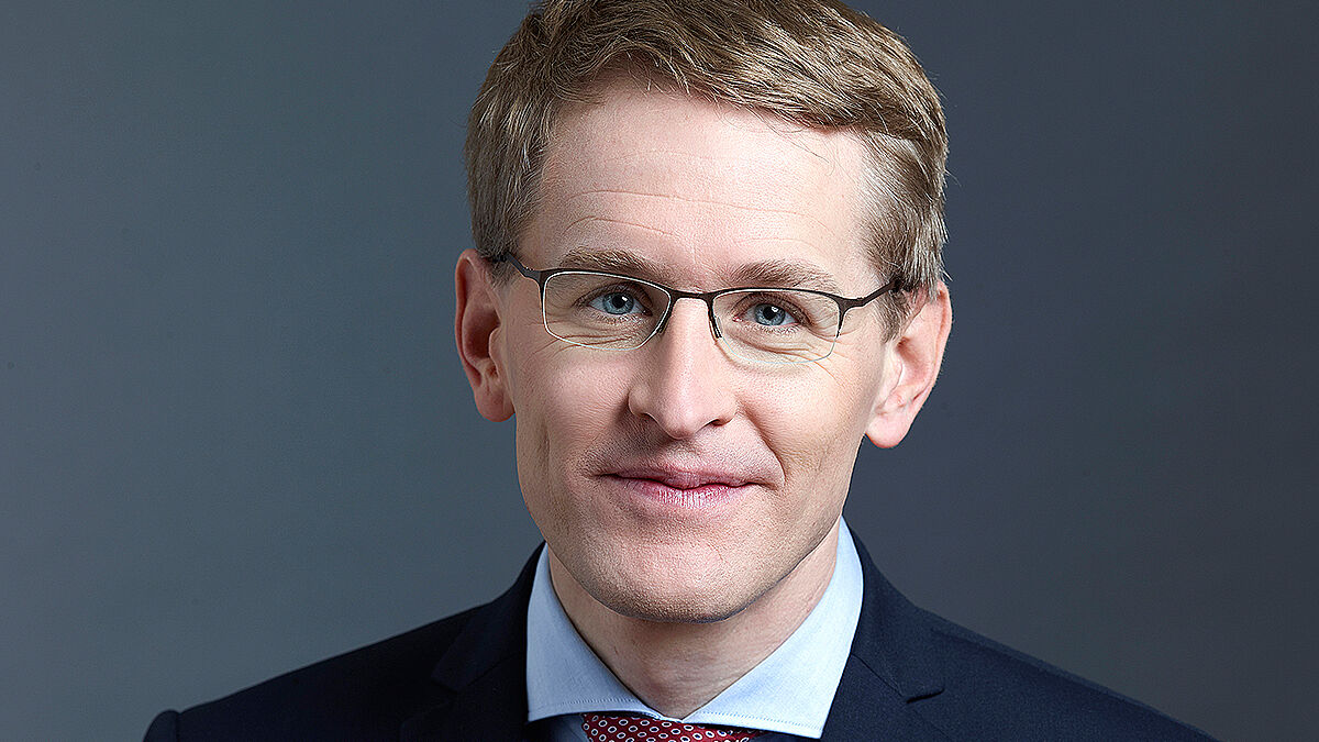 42 von 73 Stimmen erhielt Daniel Günther am 28. Juni 2017 im ersten Wahlgang und wurde damit zum neuen Ministerpräsidenten Schleswig-Holsteins gewählt