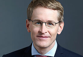 42 von 73 Stimmen erhielt Daniel Günther am 28. Juni 2017 im ersten Wahlgang und wurde damit zum neuen Ministerpräsidenten Schleswig-Holsteins gewählt