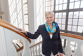 Bischöfin Kirsten Fehrs in ziviler Kleidung auf einer Seitentreppe in St. Michaelis