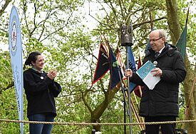 Bischof Gothart Magaard hat in Grube das Erlebnisgelände der Pfadfinder Geusen Grube eröffnet. Dazu überreichte er Liv Tiede eine Lilienfackel für die Pfadfinder.