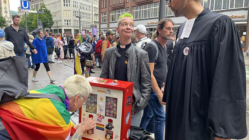 Tomke und Ande von St. Moment mit Publikum bei CSD in Hamburg 2025 mit Segens-Tisch in der Innenstadt Tomke und Ande von St. Moment mit Publikum bei CSD in Hamburg 2025 mit Segens-Tisch in der Innenstadt