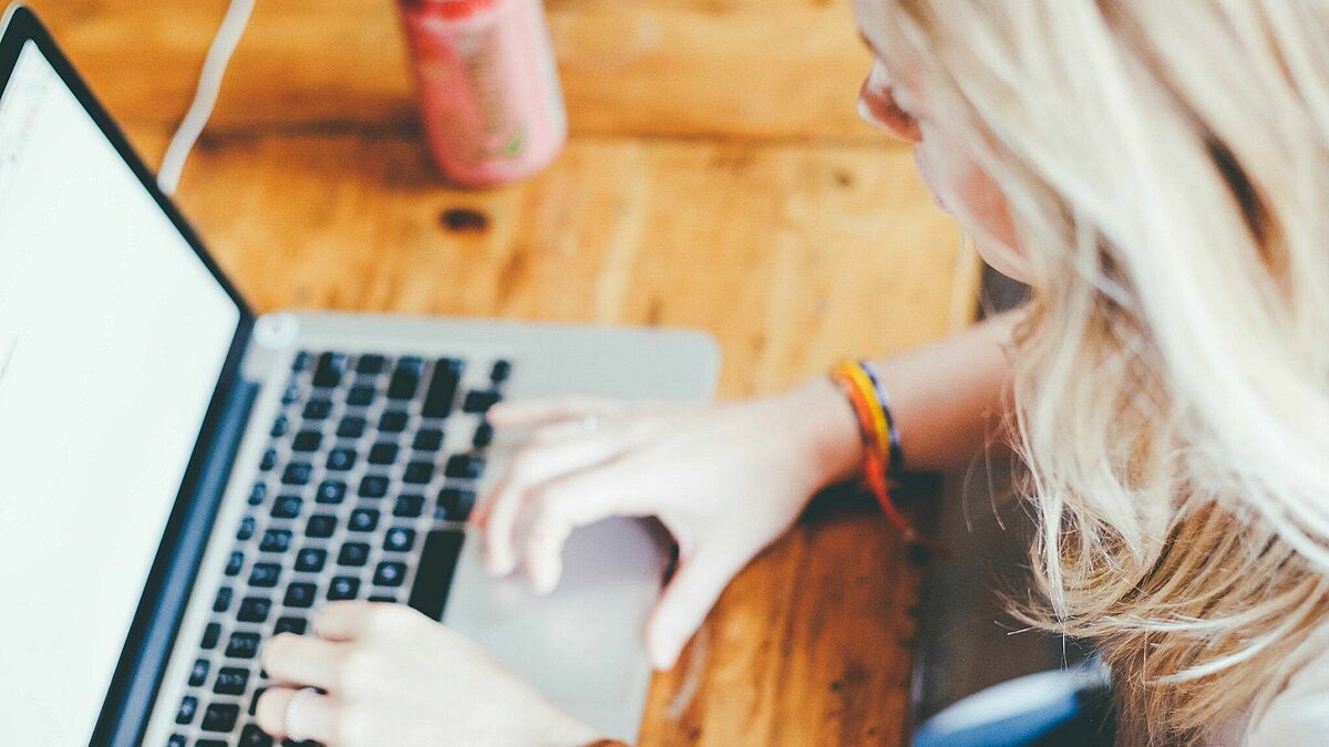 In der Corona-Krise müssen viele Schülerinnen und Schüler online lernen.