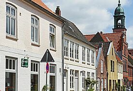 Straßenzeile mit Kirchturm in Friedrichstadt.