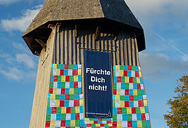 So stellen sich die Pastoren am Ende ihre Kirche vor: Rund um das Motto "Fürchte dich nicht" schreiben die Menschen Wünsche und Mutmacher auf die bunten Zettel - für den Ablass.