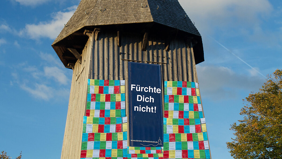 So stellen sich die Pastoren am Ende ihre Kirche in Schwabstedt vor: Rund um das Motto "Fürchte dich nicht" schreiben die Menschen Wünsche und Mutmacher auf die bunten Zettel - für den Ablass.