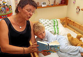 Vor dem Einschlafen eine Gute-Nacht-Geschichte - das macht Kindern und Eltern Freude. Wenn dabei der Druck zu hoch wird, können Kuren des Müttergenesungswerkes entlasten